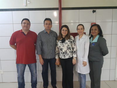 Pessoas de pé sorrindo