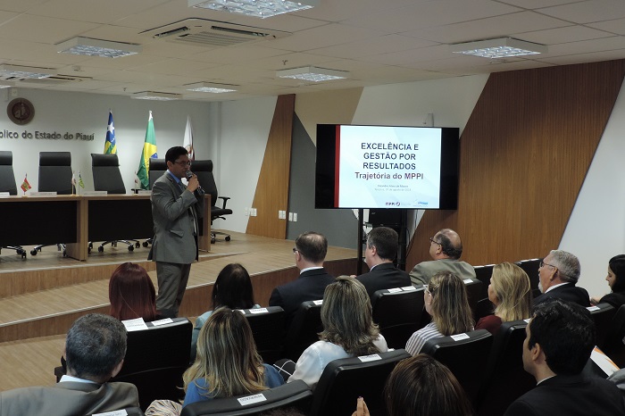 Pessoas sentadas em auditório 