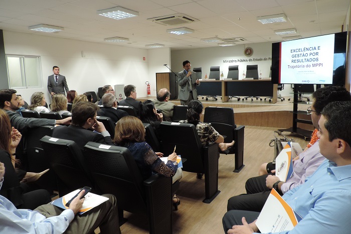Pessoas sentadas em auditório 
