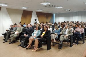 Pessoas sentadas em auditório