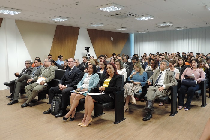 Pessoas sentadas em auditório