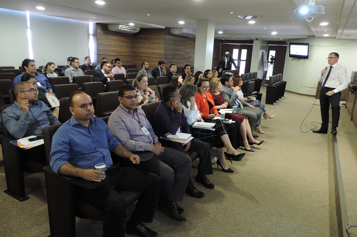 Pessoas sentadas em auditório 