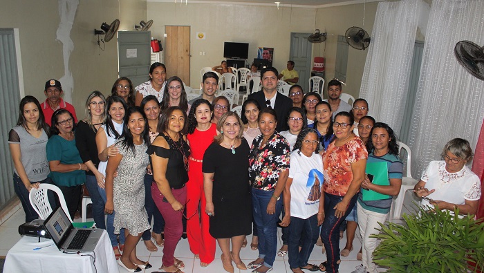 Pessoas de pé sorrindo
