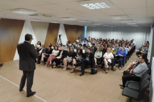 Pessoas sentadas em auditório