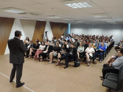 Pessoas sentadas em auditório
