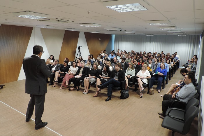 Pessoas sentadas em auditório