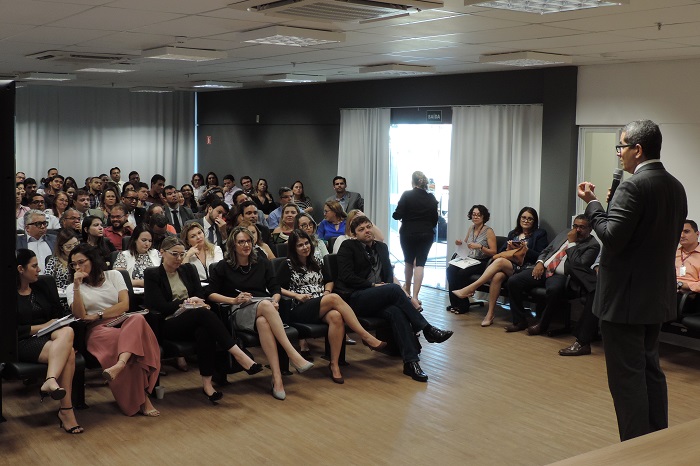 Pessoas sentadas em auditório 