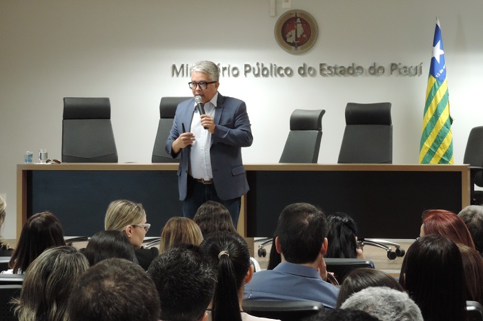 Pessoas sentadas em auditório 