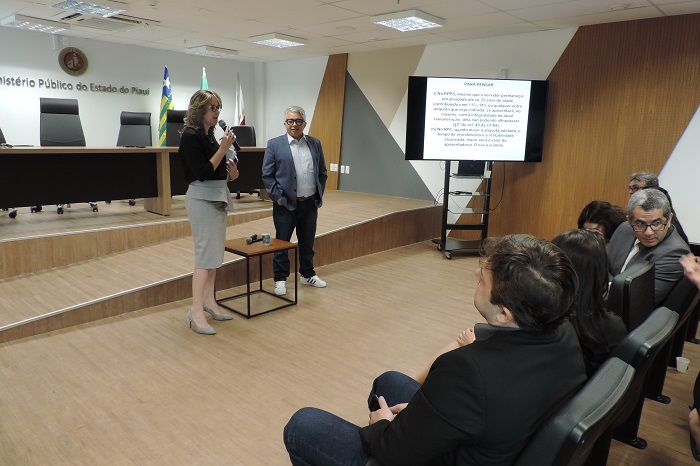 Pessoas sentadas em auditório 