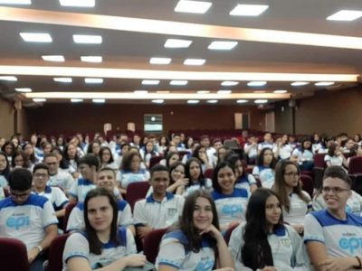 Pessoas sentadas em auditório