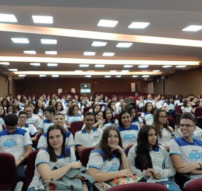 Pessoas sentadas em auditório