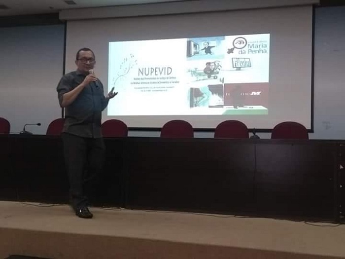 Homem de pé falando com 