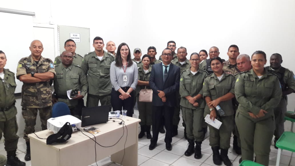 Pessoas de pé sorrindo