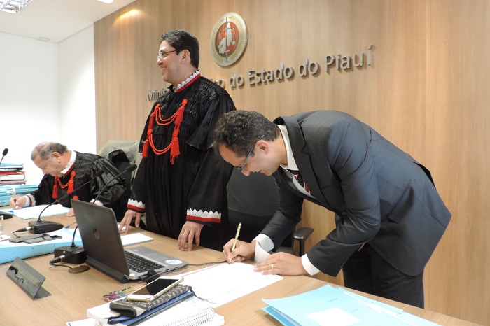 Um homem assinando um papel 