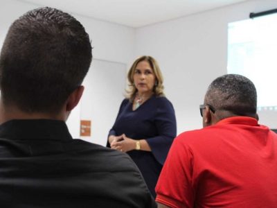 Pessoas de pé