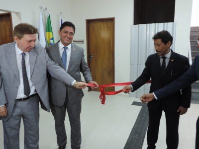 Pessoas segurando uma fita comemorativa