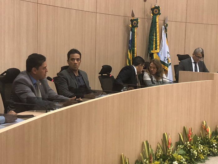 Pessoas sentadas em auditório 