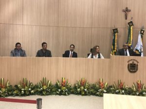 Pessoas sentadas em auditório