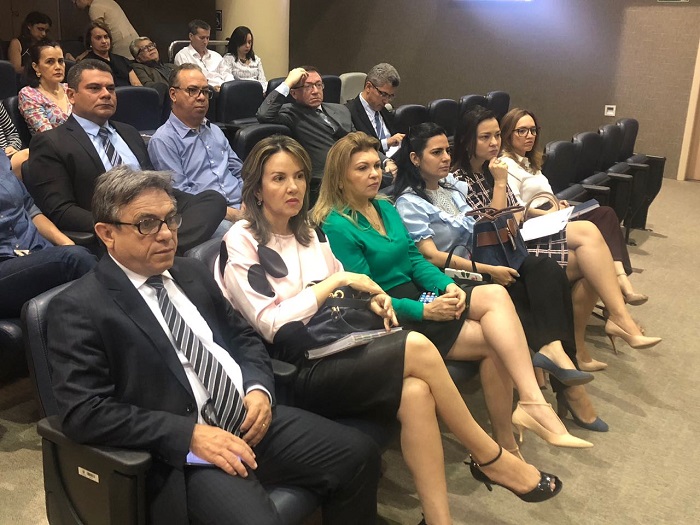Pessoas sentadas em auditório 