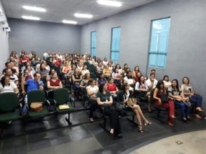 Pessoas sentadas em um auditório