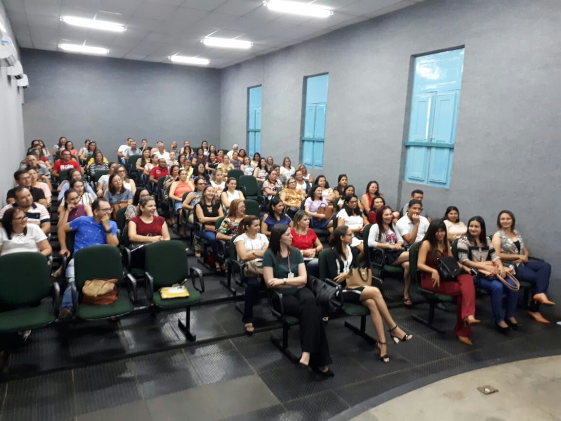 Pessoas sentadas em um auditório 