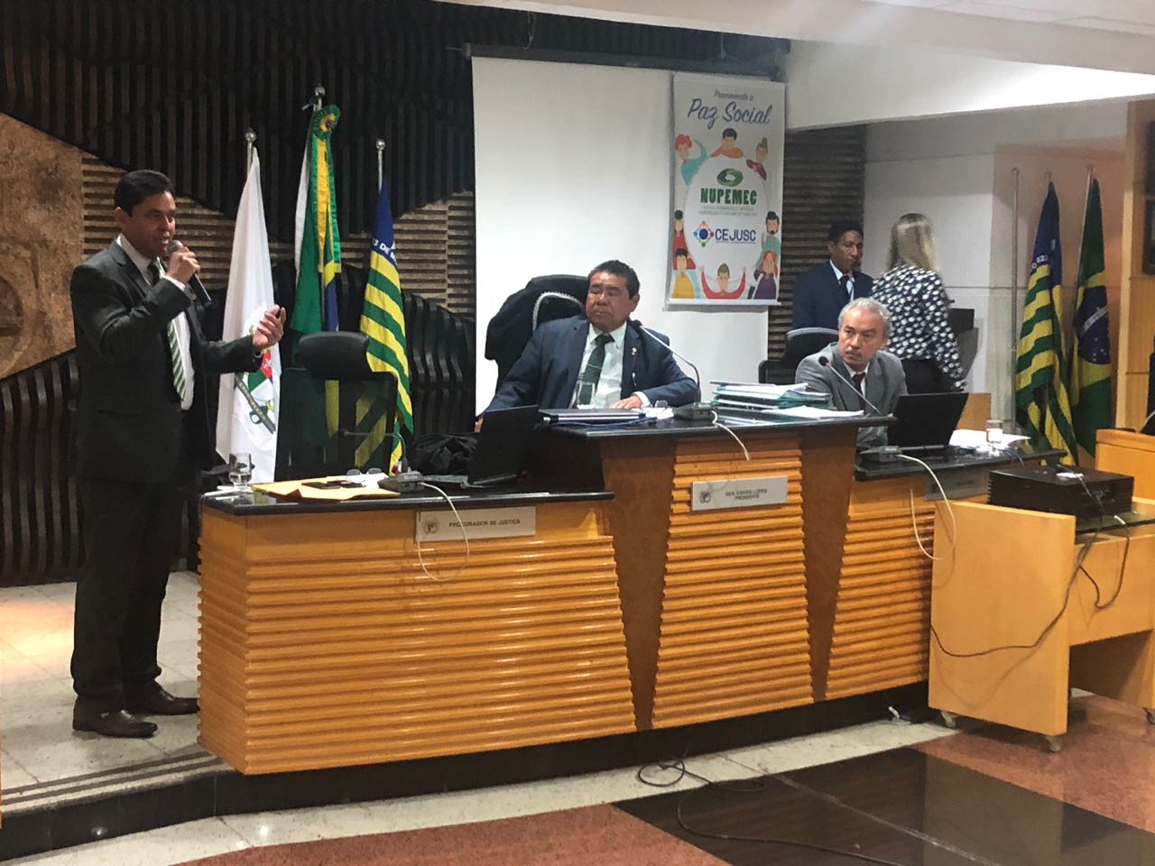 Solenidade de lançamento da Semana de Conciliação. O PGJ fala ao microfone.