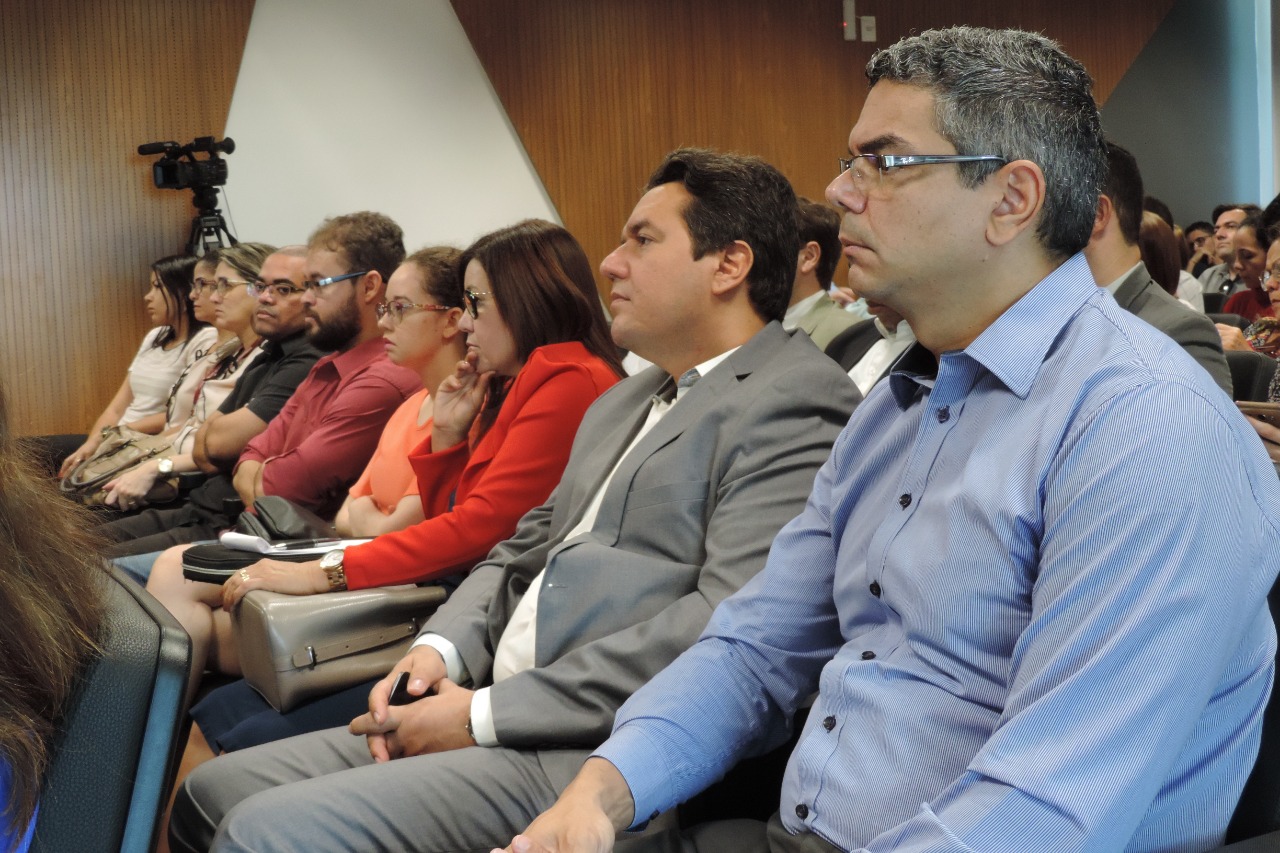Pessoas sentadas em auditório 
