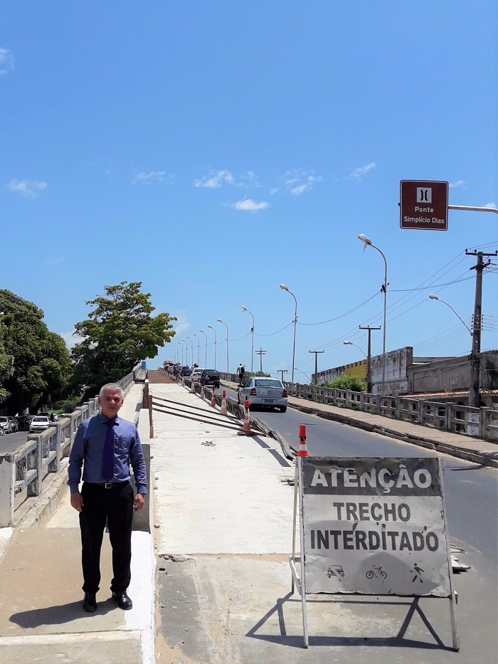 Homem de pé ao lado da ponte de Parnaíba