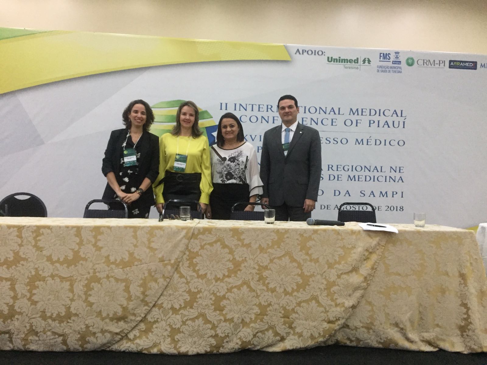 Equipe reunida durante evento
