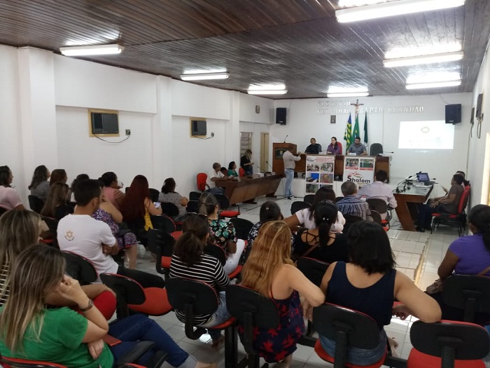 Pessoas sentadas em auditório 