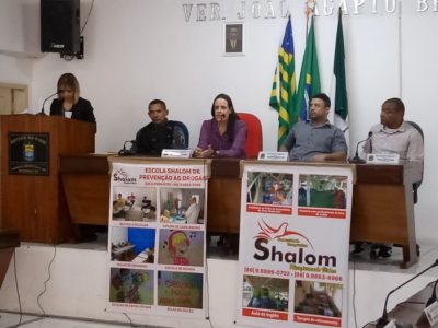 Pessoas sentadas em auditório