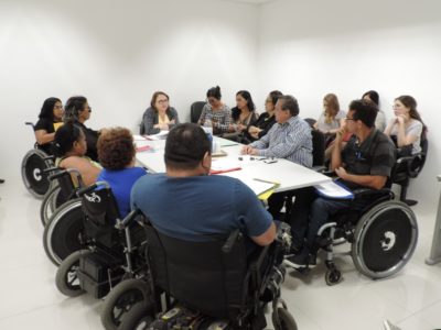 Pessoas sentadas em volta de uma mesa