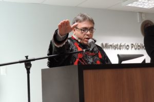 Homem de pé com a mão estendida falando