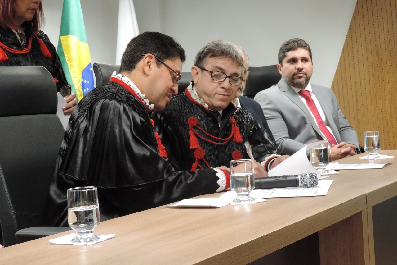 Duas pessoas assinando um documento