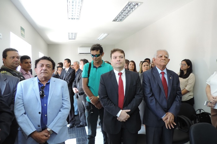 Pessoas de pé sorrindo 