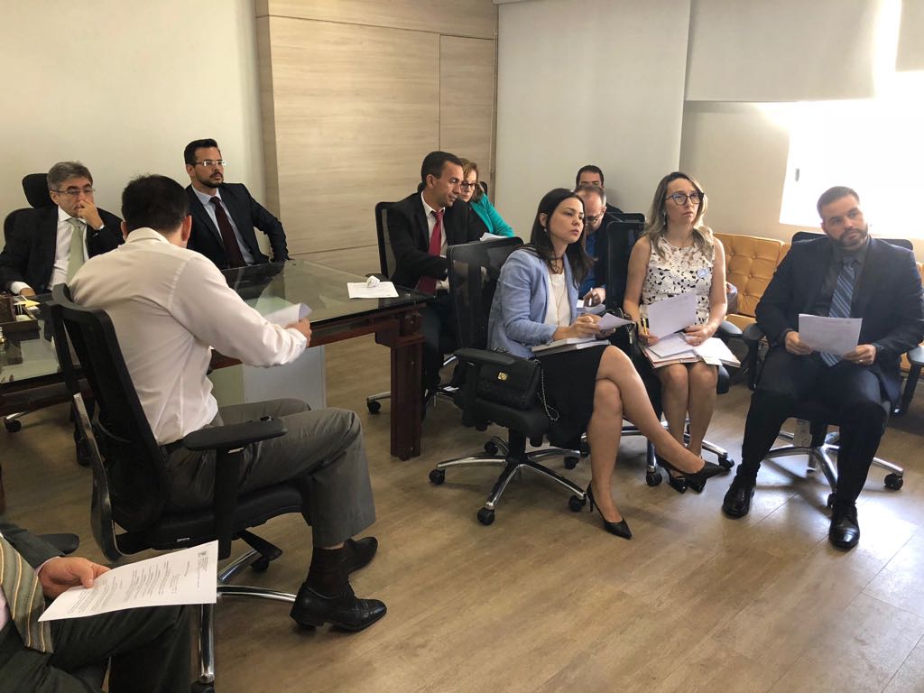 Pessoas sentadas em auditório 