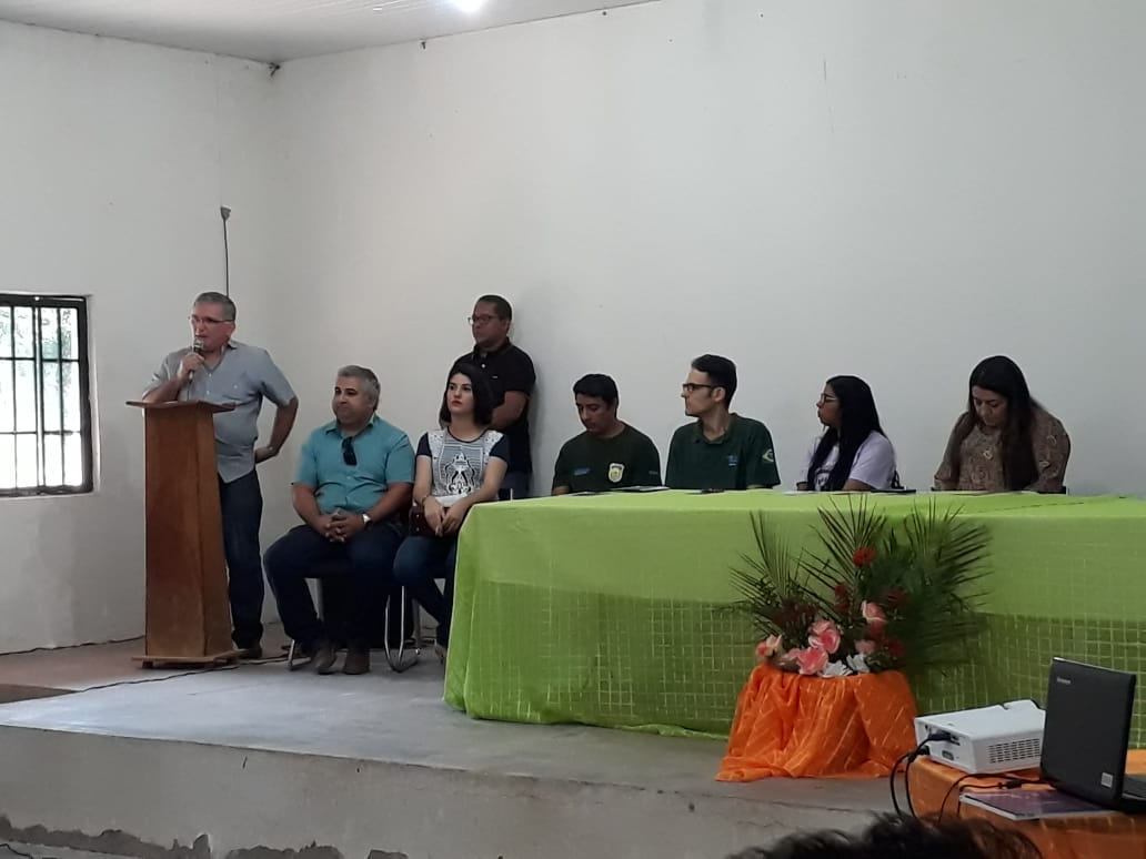 Pessoas sentadas em auditório 