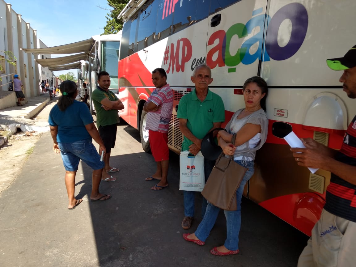 Pessoas sentadas de frente um para o outro durante atendimento do Procon Itinerante 