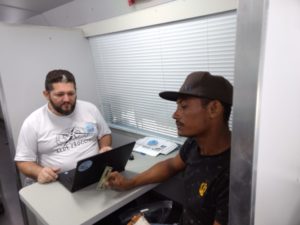 Duas pessoas sentadas de frente uma para outra durante atendimento do PROCON