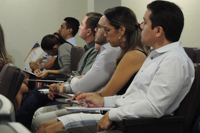 Pessoas sentadas em auditório 