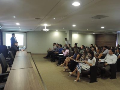 Pessoas sentadas em auditório