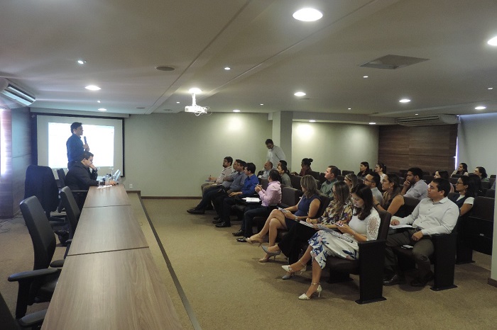 Pessoas sentadas em auditório