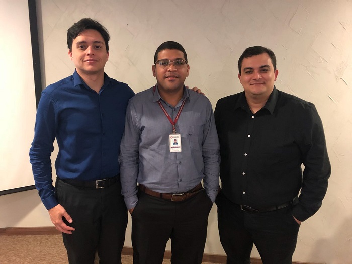 Pessoas de pé sorrindo 