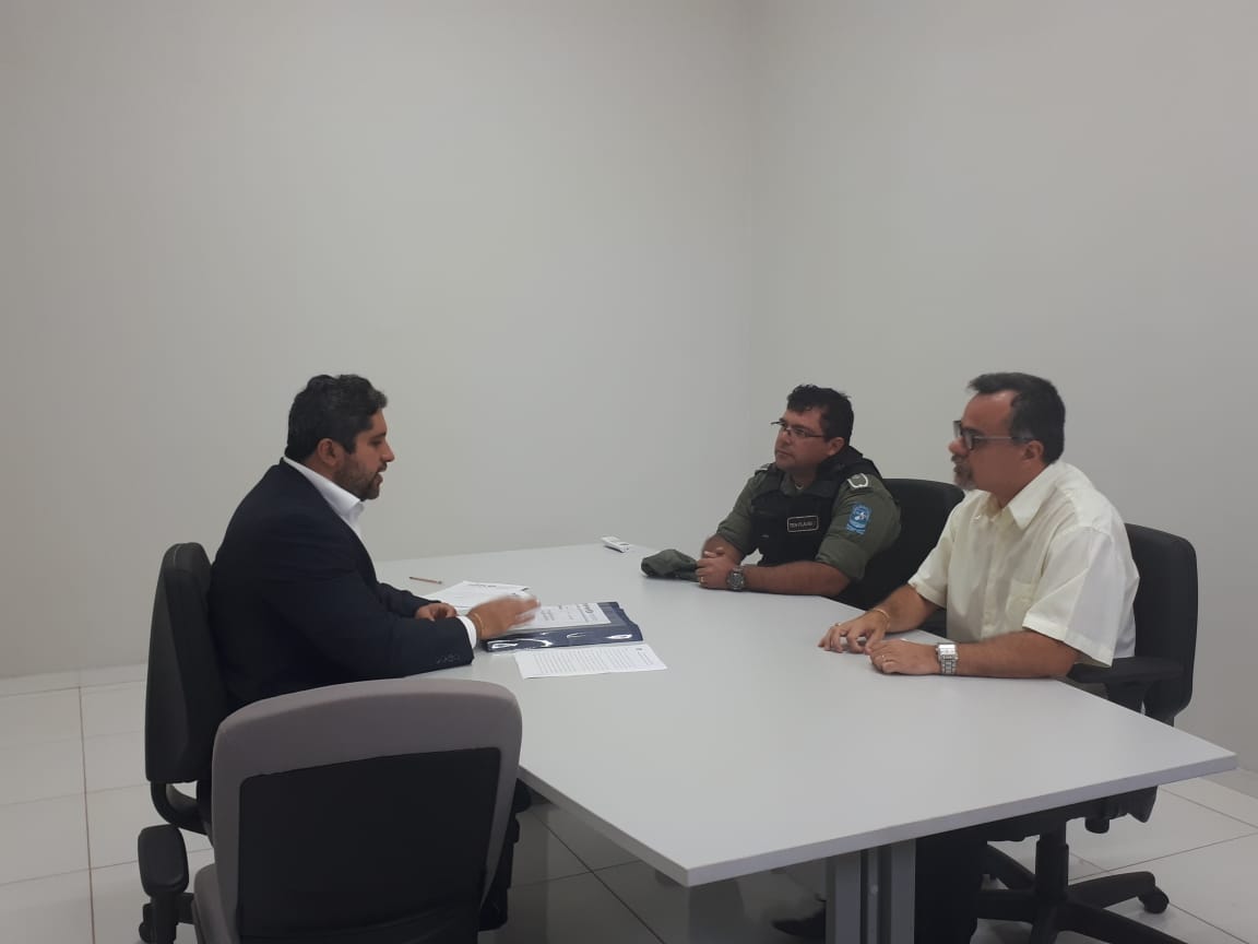 Três homens reunidos