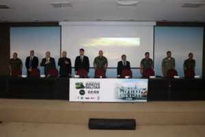 Pessoas em mesa de honra de evento