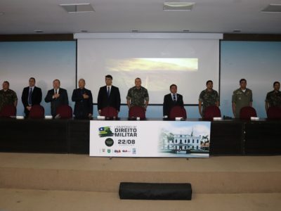 Pessoas em mesa de honra de evento