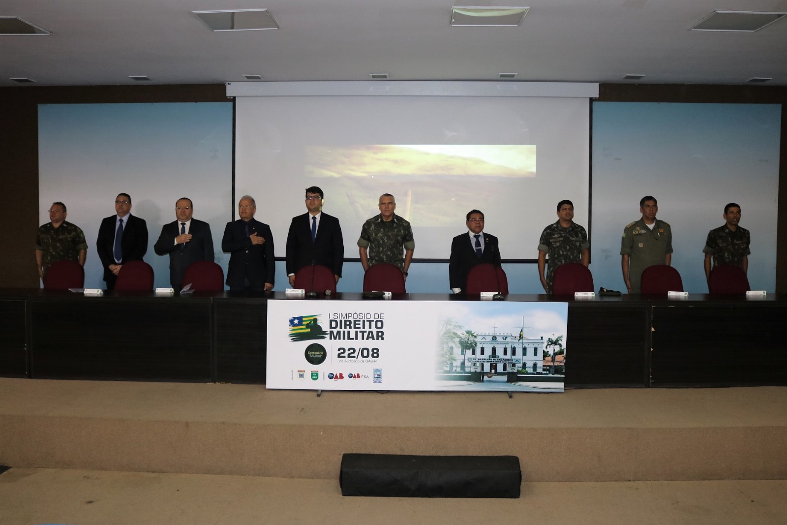 Pessoas em mesa de honra de evento