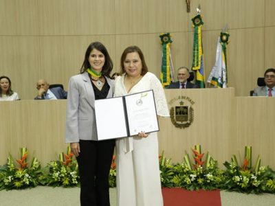 Pessoas de pé sorrindo