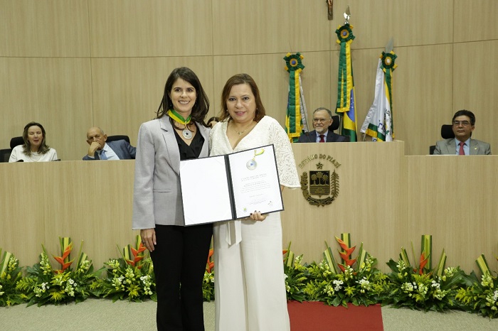 Pessoas de pé sorrindo