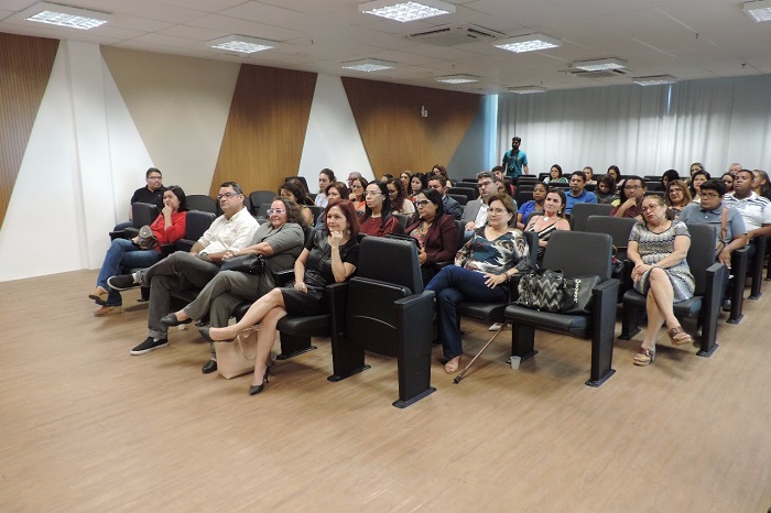 Pessoas sentadas em auditório 